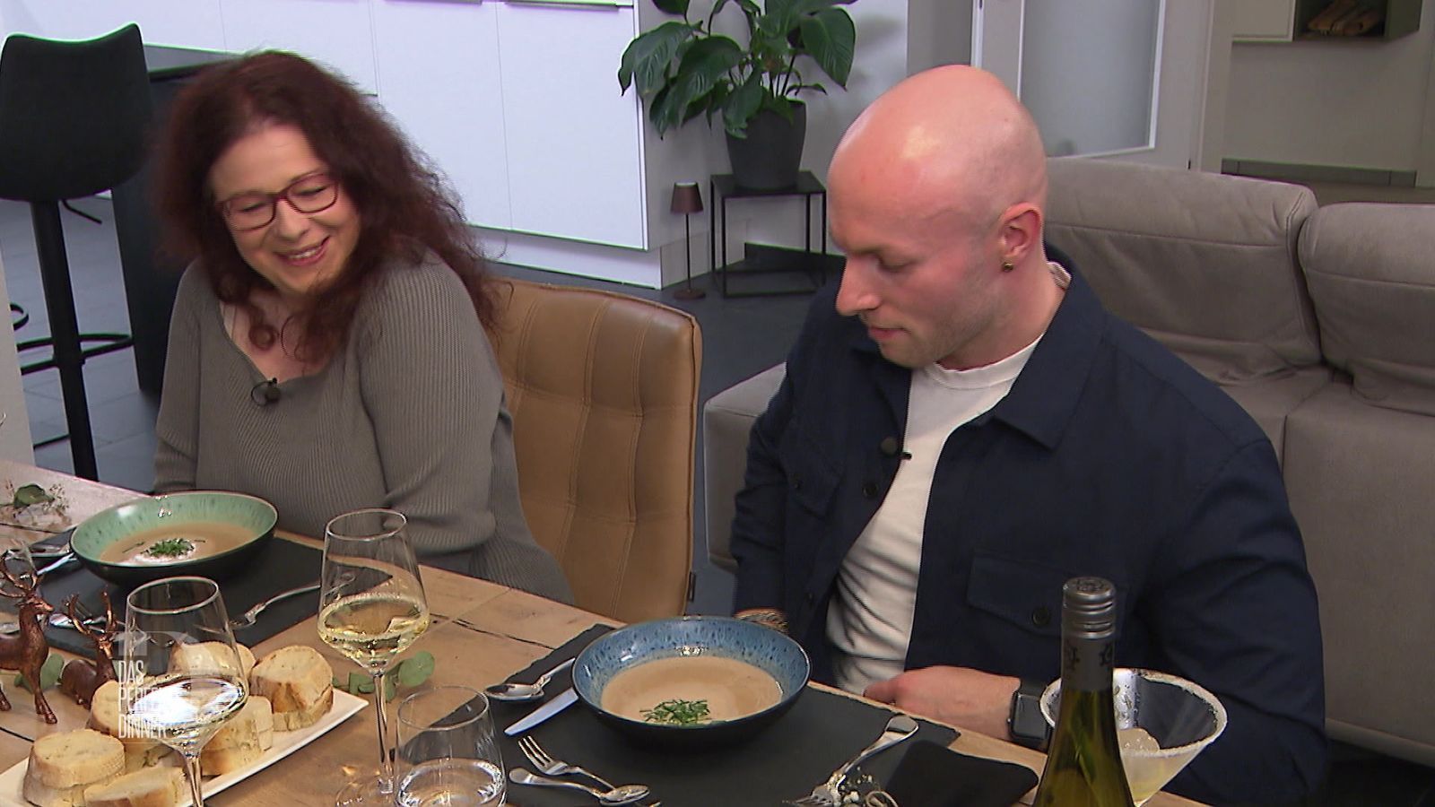 Elina (l.) und Alex (r.) probieren die Maronensuppe mit rustikalem Baguette. 
 (Bild: RTL)