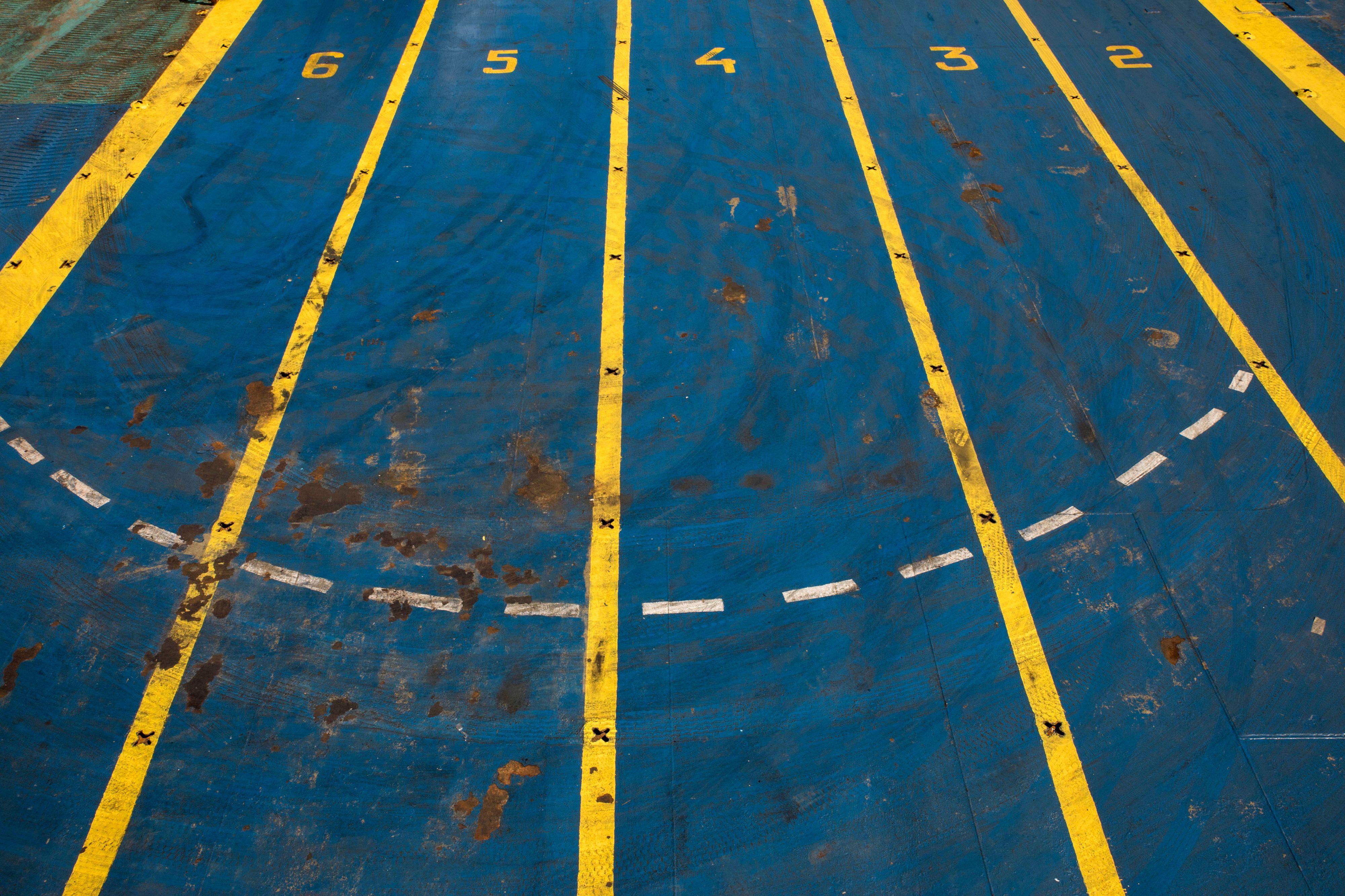Parkdeck-Markierungen auf blauem Boden