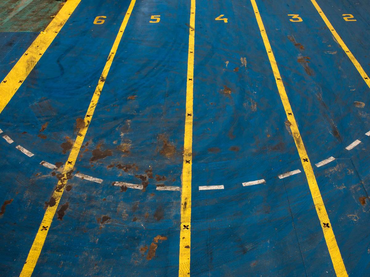Parkdeck-Markierungen auf blauem Boden