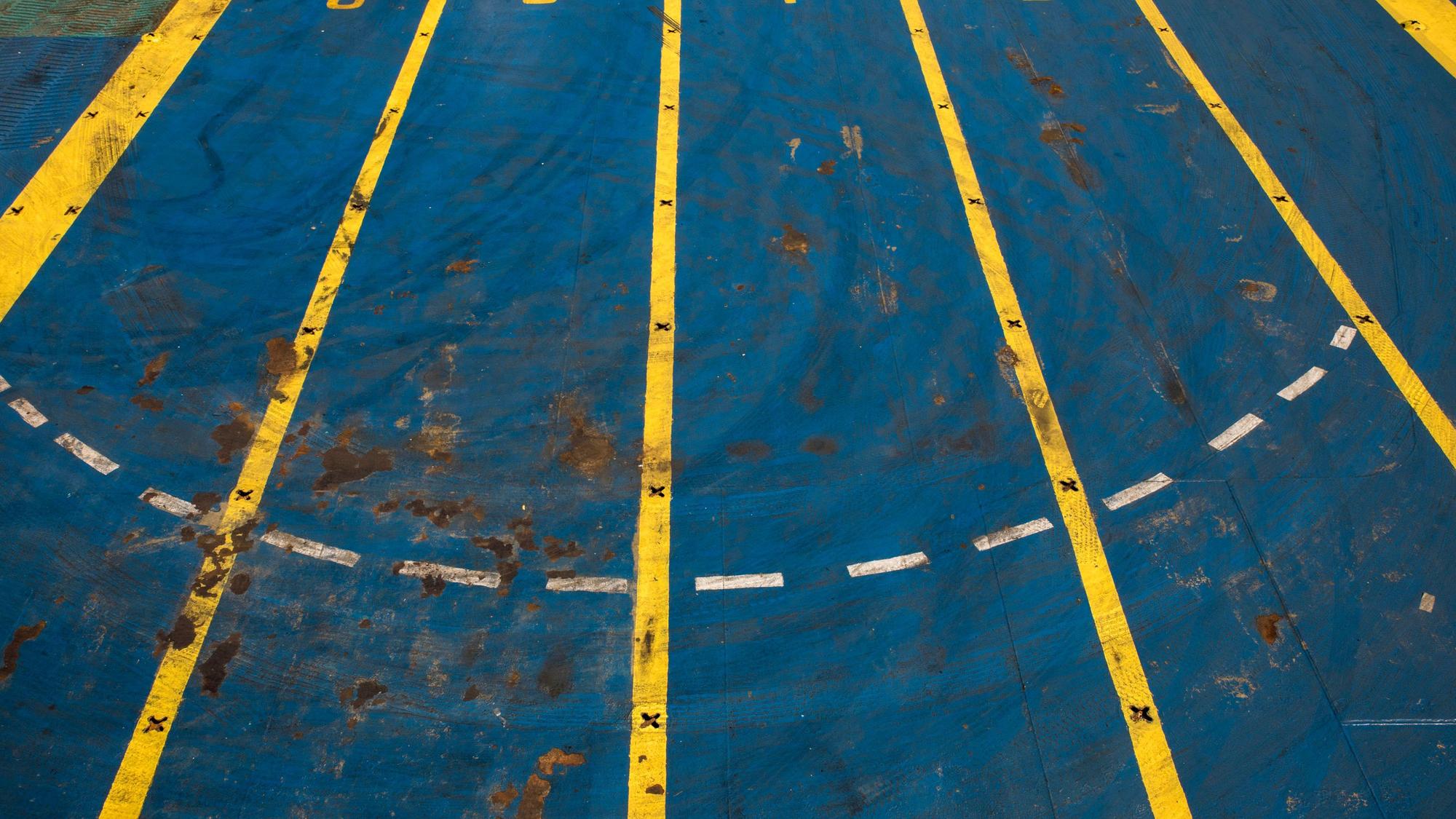 Parkdeck-Markierungen auf blauem Boden