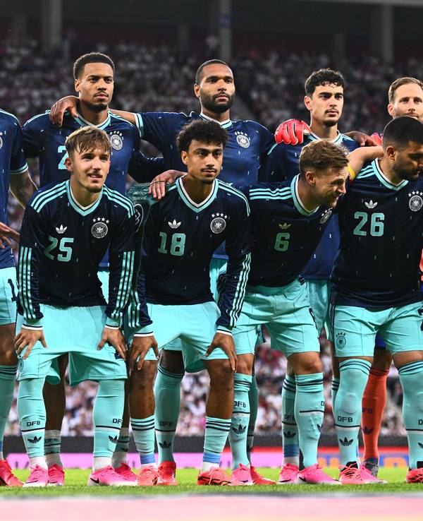 Die deutschen Spieler stehen vor Anpfiff für ein Gruppenfoto zusammen.