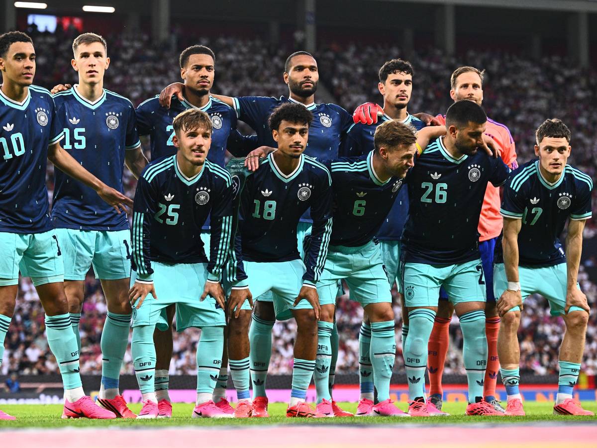 Die deutschen Spieler stehen vor Anpfiff für ein Gruppenfoto zusammen.
