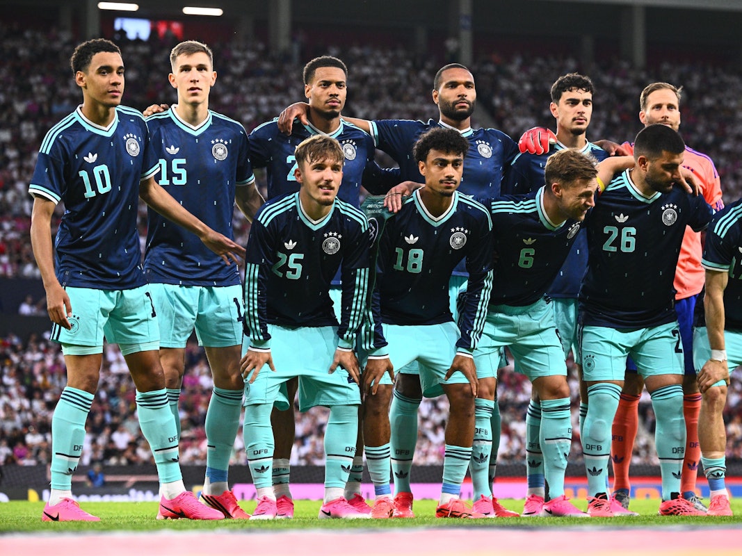 Die deutschen Spieler stehen vor Anpfiff für ein Gruppenfoto zusammen.