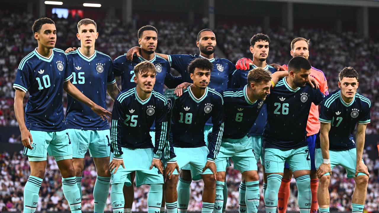 Die deutschen Spieler stehen vor Anpfiff für ein Gruppenfoto zusammen.