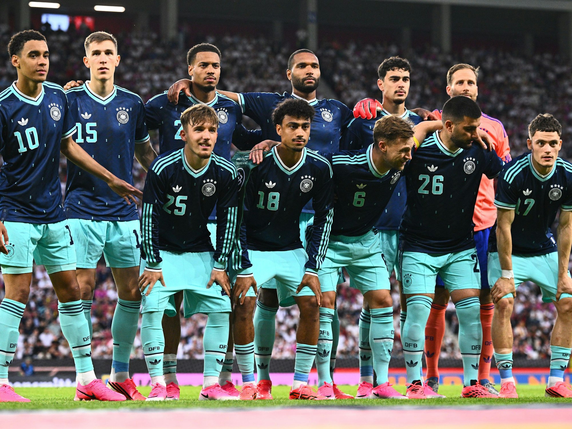 Die deutschen Spieler stehen vor Anpfiff für ein Gruppenfoto zusammen.