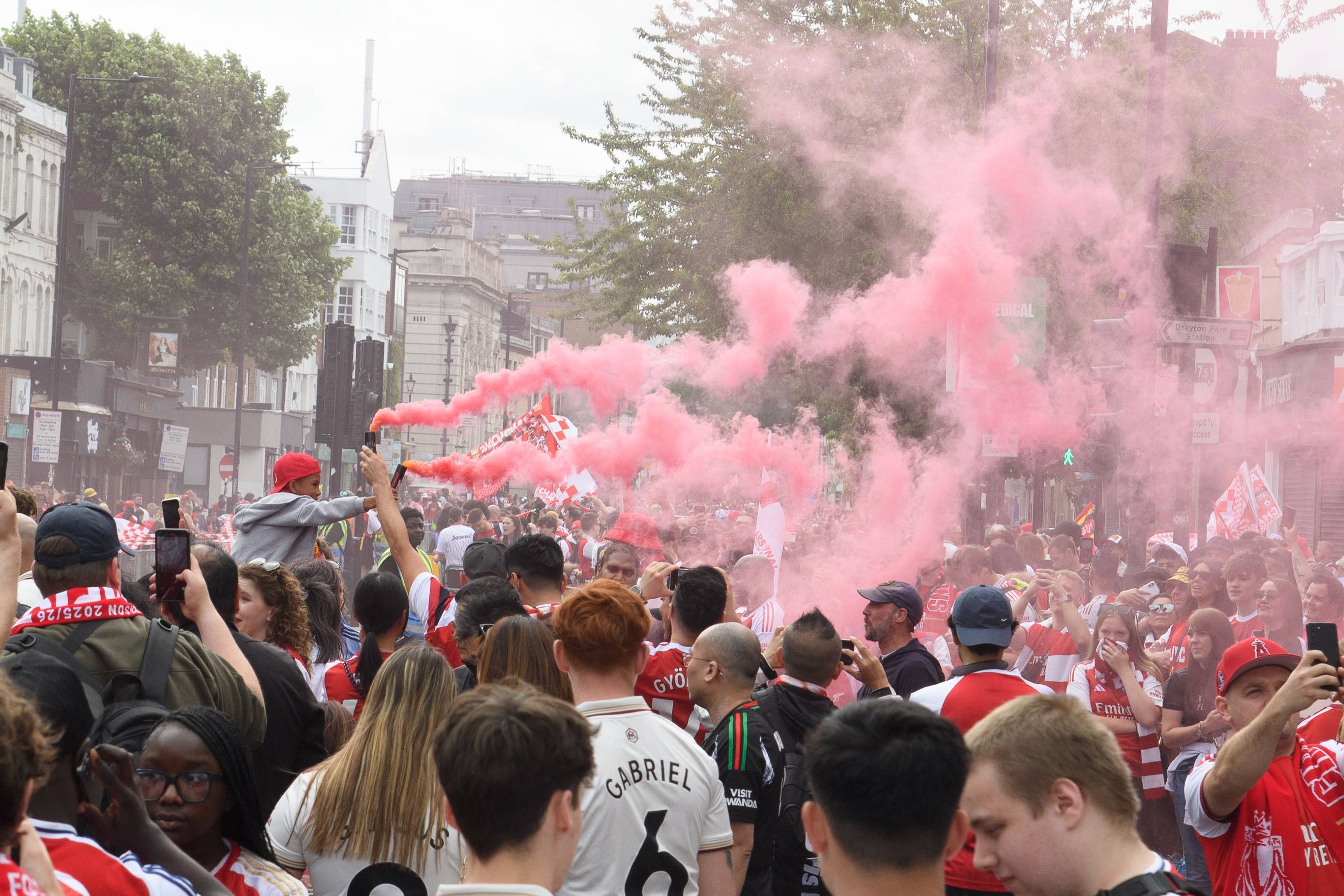 Fans des FC Arsenal bi der Meisterfeier in London