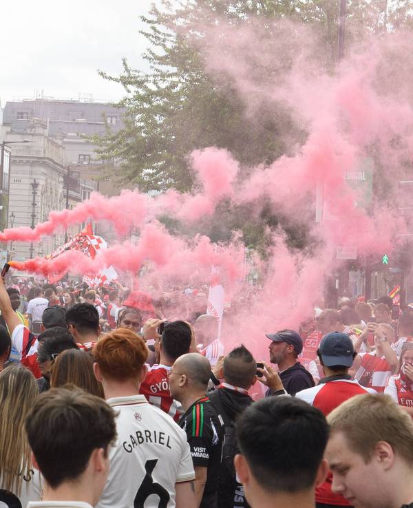 Fans des FC Arsenal bi der Meisterfeier in London