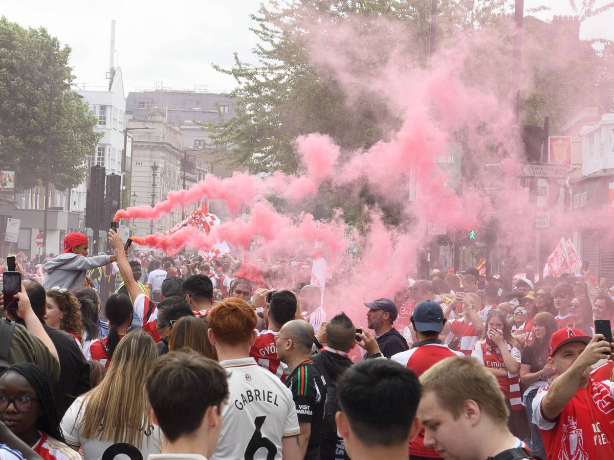 Fans des FC Arsenal bi der Meisterfeier in London