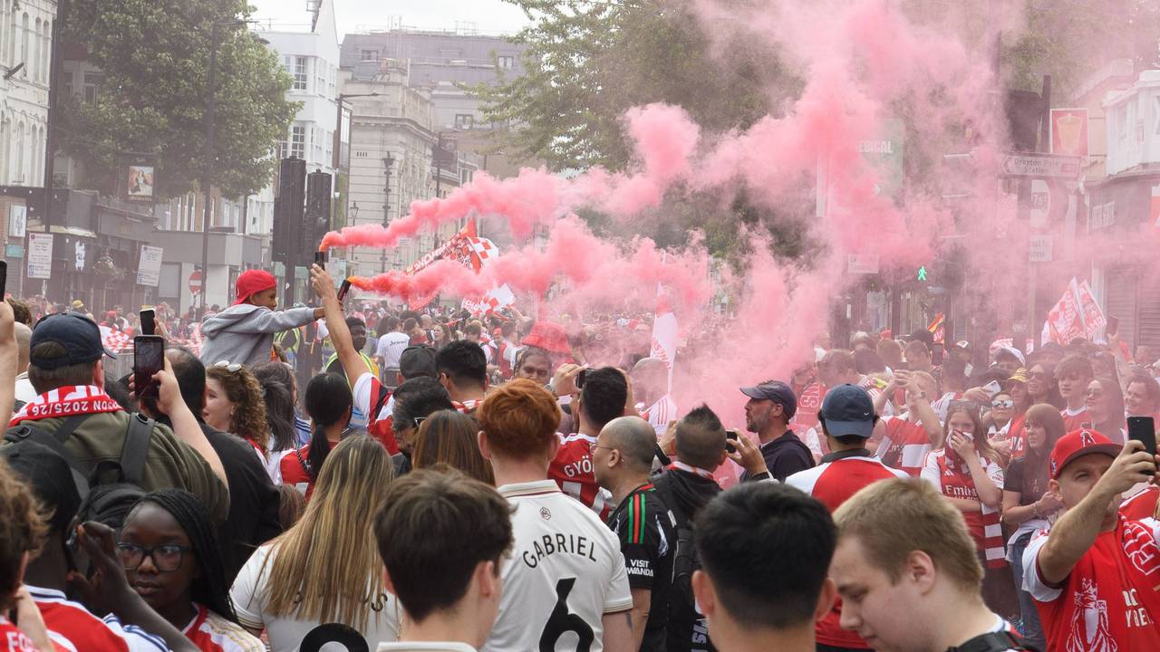 Fans des FC Arsenal bi der Meisterfeier in London