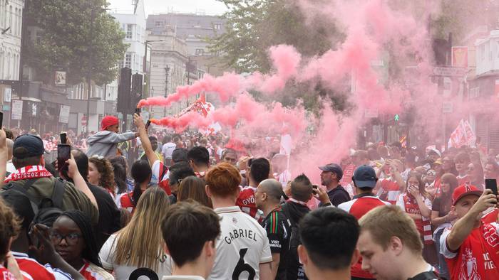 Fans des FC Arsenal bi der Meisterfeier in London