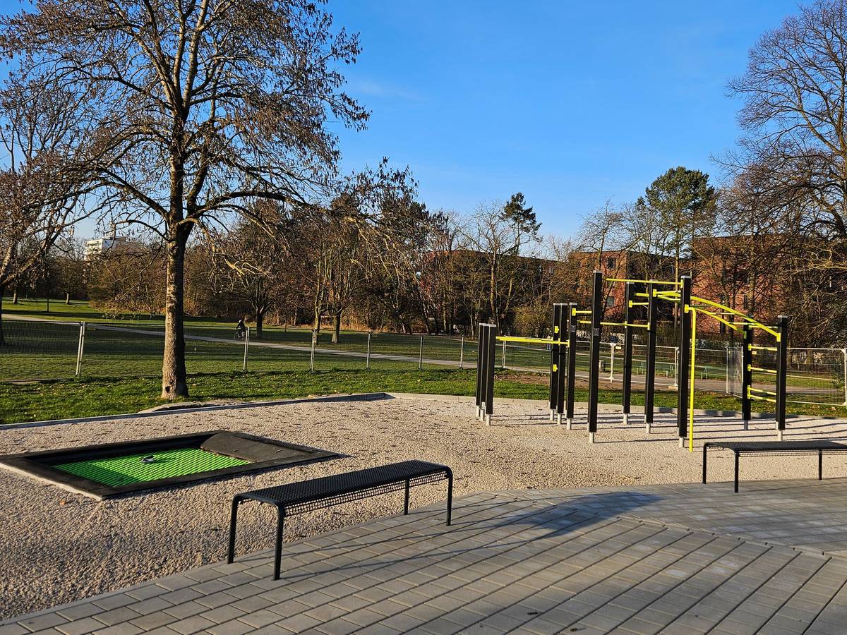 Ein Boden-Trampolin und Geräte für Streetworkout/Calisthenics und moderne Tischtennisplatten ergänzen das Spielangebot.