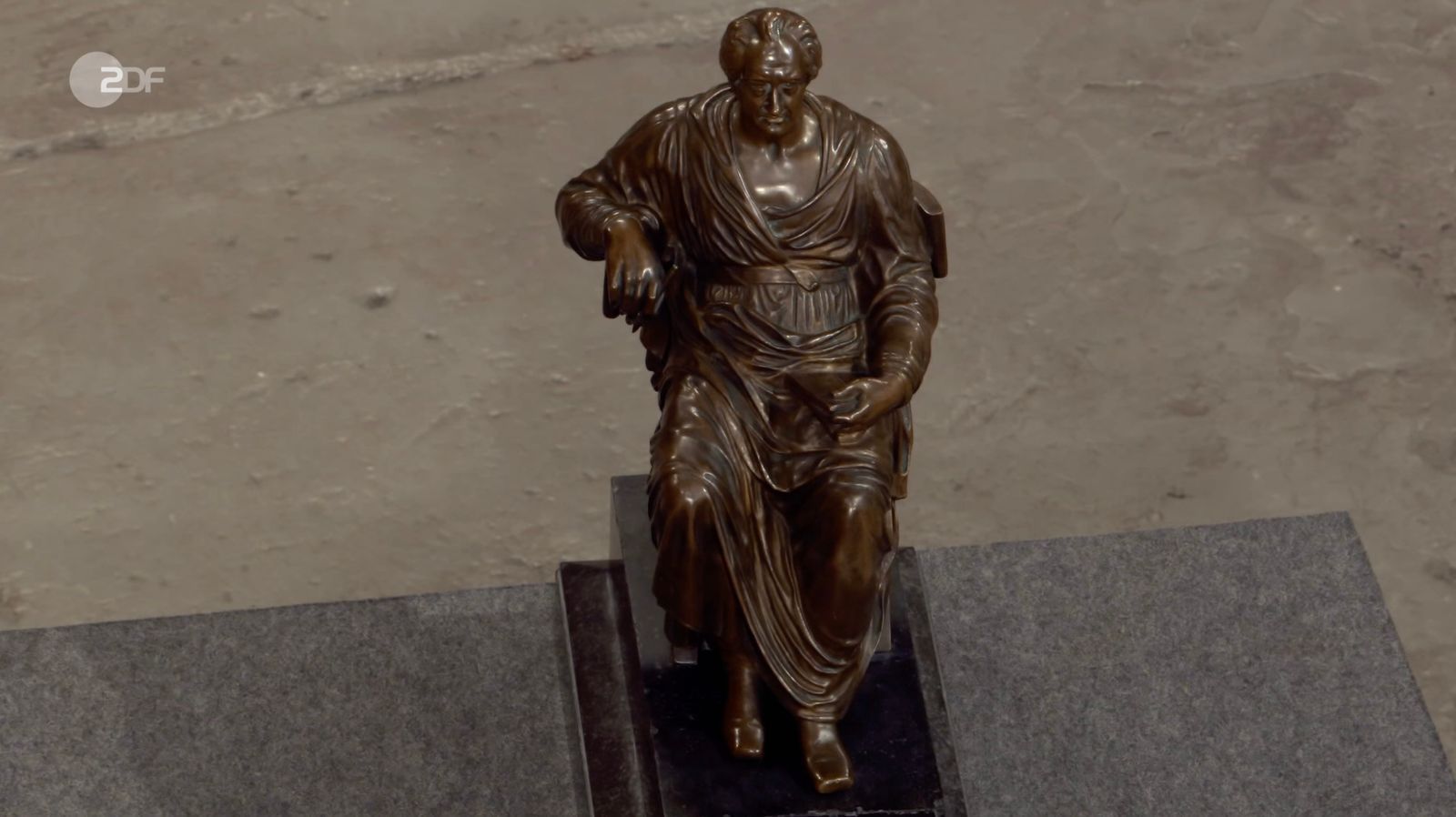 Eine Vollbronze von Johann Wolfgang von Goethe stammte laut Expertin Berding von der Gießerei Gladenbeck um 1900. (Bild: ZDF)