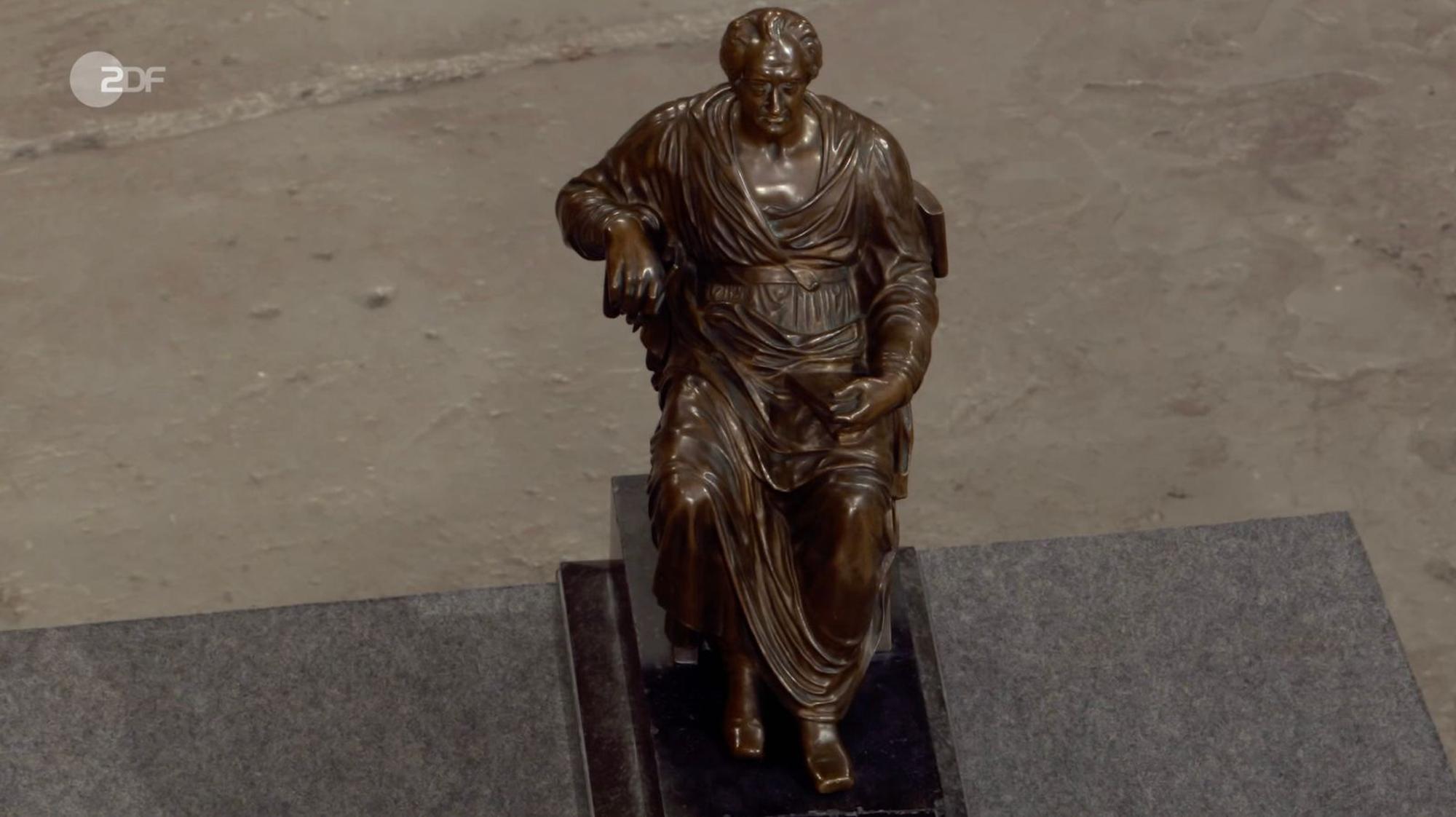 Eine Vollbronze von Johann Wolfgang von Goethe stammte laut Expertin Berding von der Gießerei Gladenbeck um 1900. (Bild: ZDF)