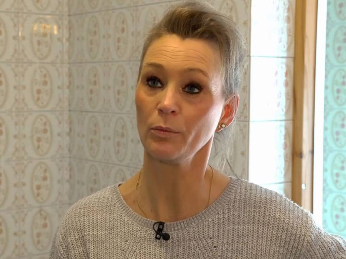 Hofdame Katharina überrascht mit einer Putzaktion. (Bild: RTL)