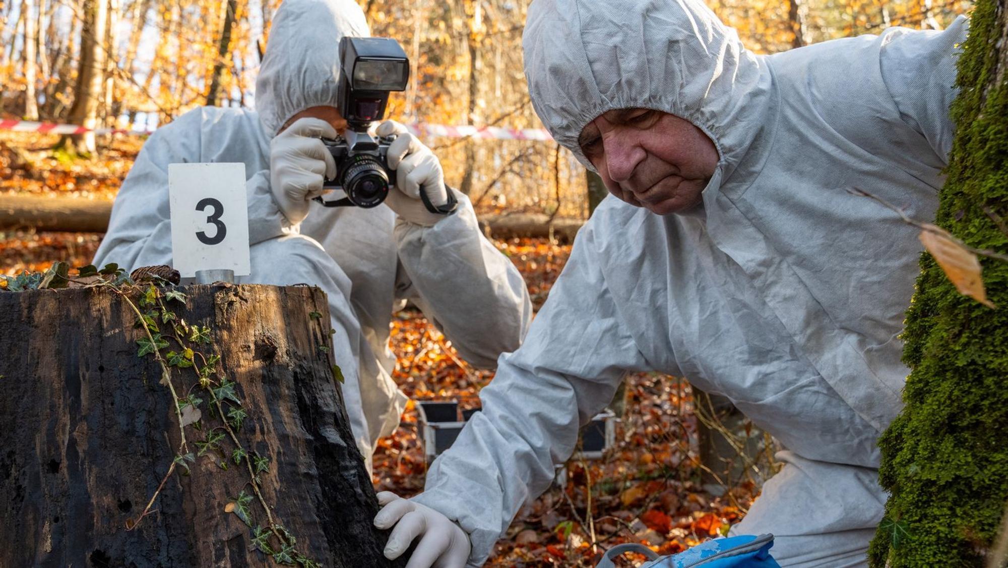 Die Spurensicherung untersucht einen Rucksack, in dem sich eine Babyleiche befindet. (Bild: ZDF/Saskia Pavek)