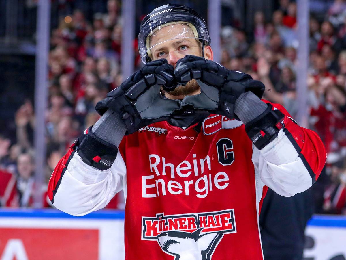 Moritz Müller mit Herzchen-Geste Richtung Fan.