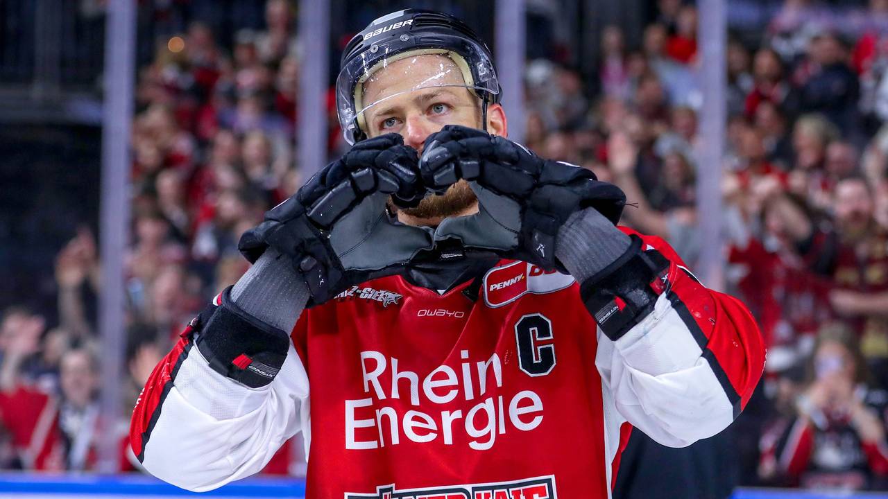 Moritz Müller mit Herzchen-Geste Richtung Fan.