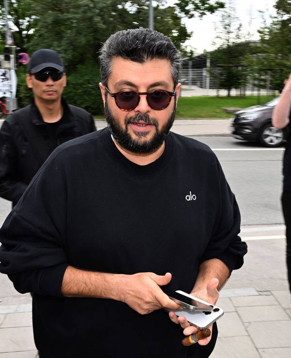 Hasan Ismaik auf der Straße mit Sonnenbrille.