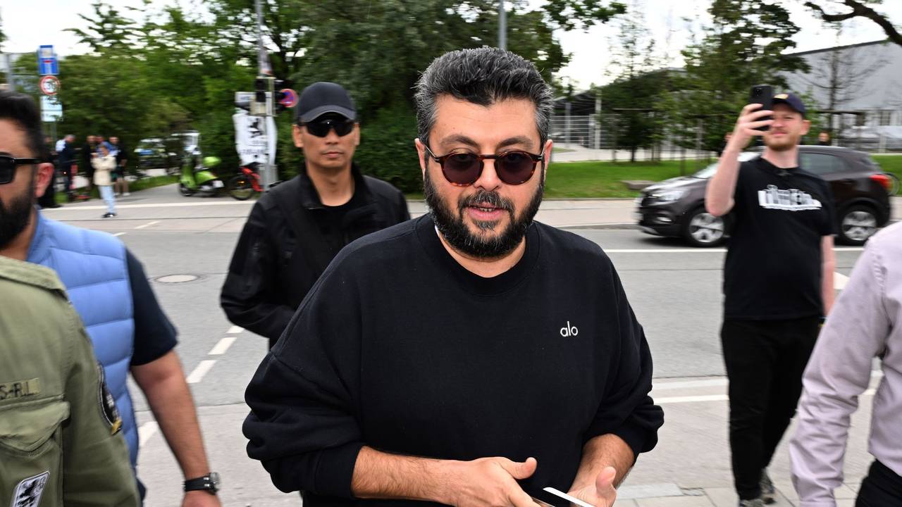 Hasan Ismaik auf der Straße mit Sonnenbrille.