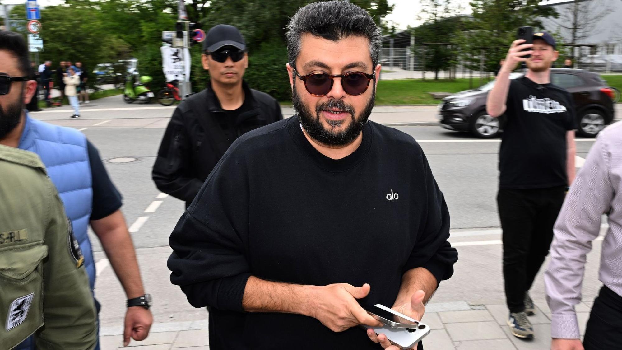 Hasan Ismaik auf der Straße mit Sonnenbrille.