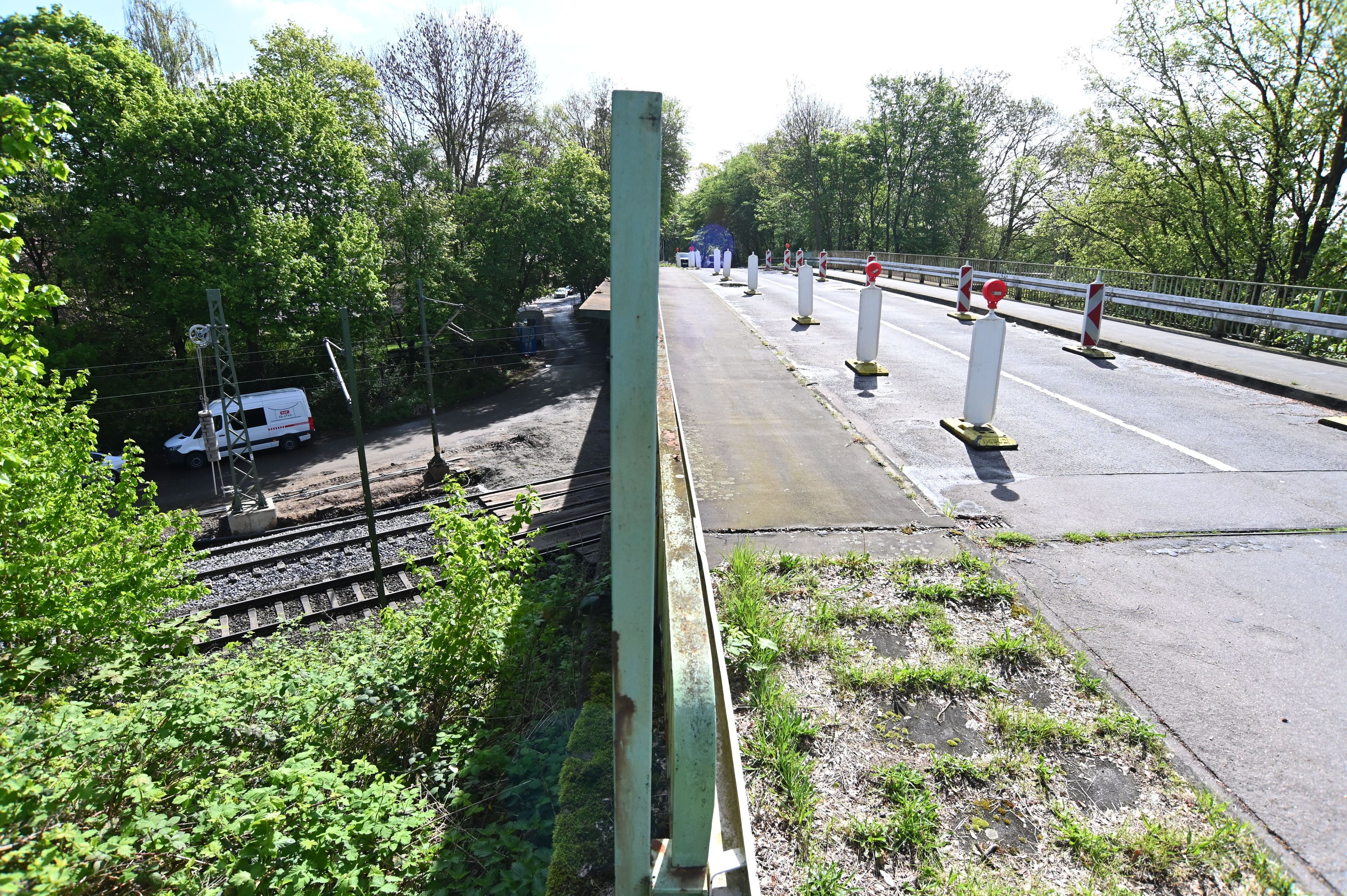 Die Brücke der Straße Am Flachsrosterweg in Köln-Mülheim führt über Bahngleise.