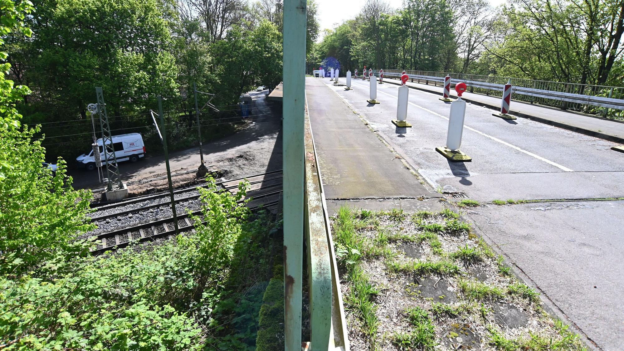 Die Brücke der Straße Am Flachsrosterweg in Köln-Mülheim führt über Bahngleise.