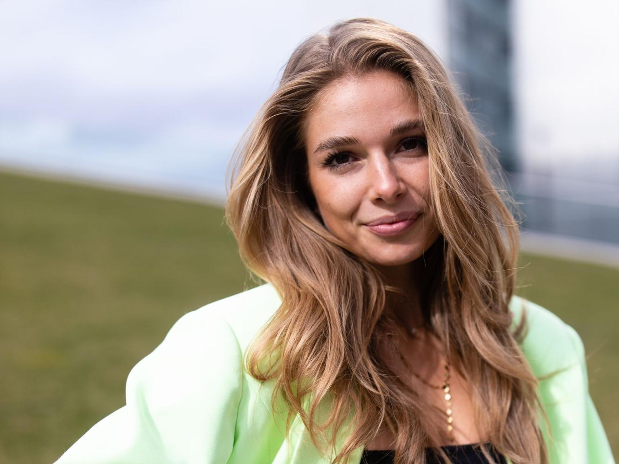 In ihrem Podcast „Schön laut“ hat Moderatorin Lola Weippert über ihre Erfahrungen mit einem Stalker gesprochen. (Bild: 2022 Getty Images/Joshua Sammer)