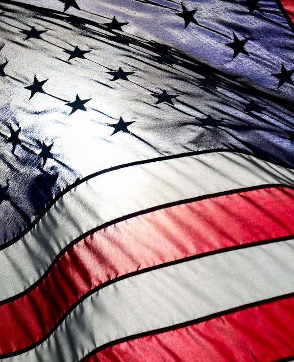Die Sonne scheint durch eine US-Flagge