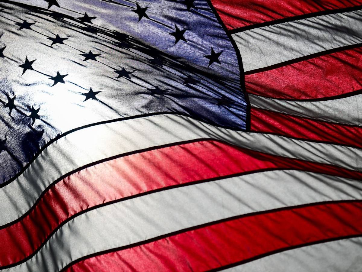 Die Sonne scheint durch eine US-Flagge