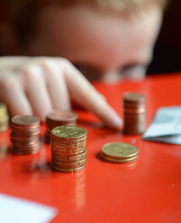 Wenig Geld für Schulhefte und Buntstifte
