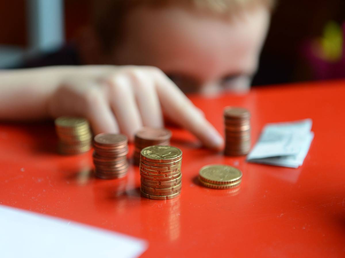 Wenig Geld für Schulhefte und Buntstifte
