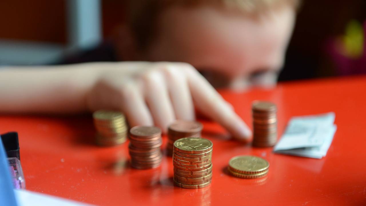 Wenig Geld für Schulhefte und Buntstifte