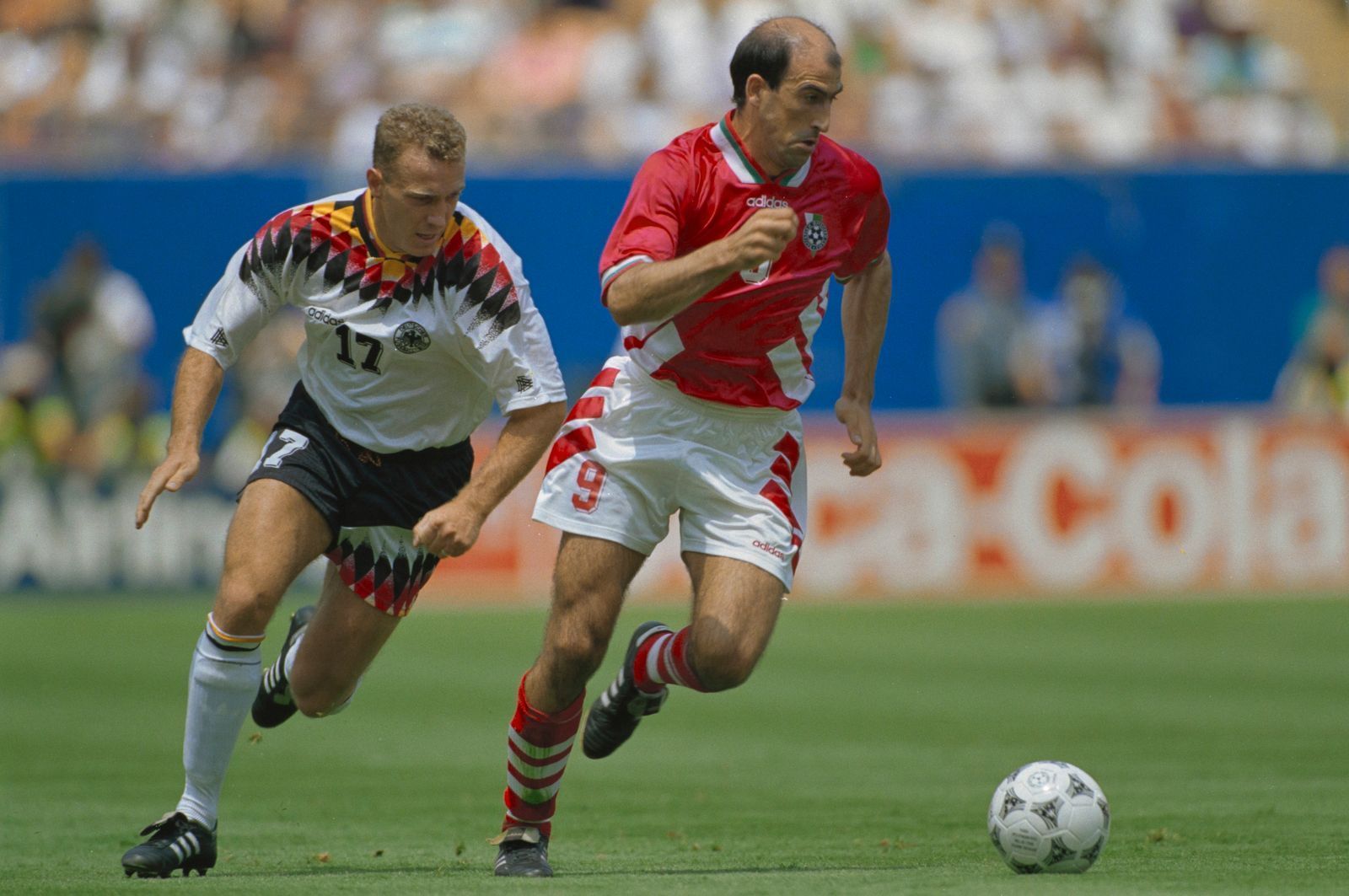 Deutschland schied bei der WM 1994 überraschend im Viertelfinale gegen den Außenseiter Bulgarien aus (Spielszene mit Martin Wagner, links, und Jordan Letchkow). (Bild: 2023 Getty Images/Simon Bruty)