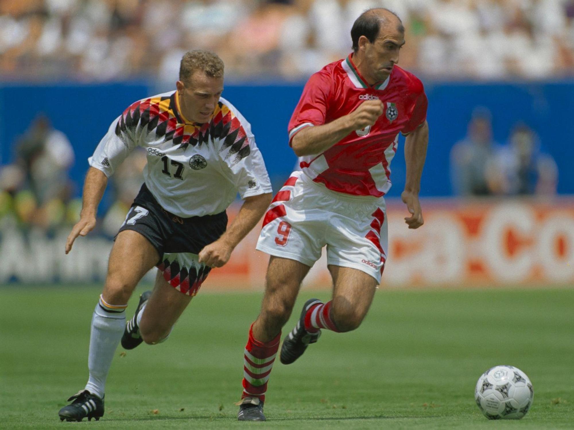 Deutschland schied bei der WM 1994 überraschend im Viertelfinale gegen den Außenseiter Bulgarien aus (Spielszene mit Martin Wagner, links, und Jordan Letchkow). (Bild: 2023 Getty Images/Simon Bruty)
