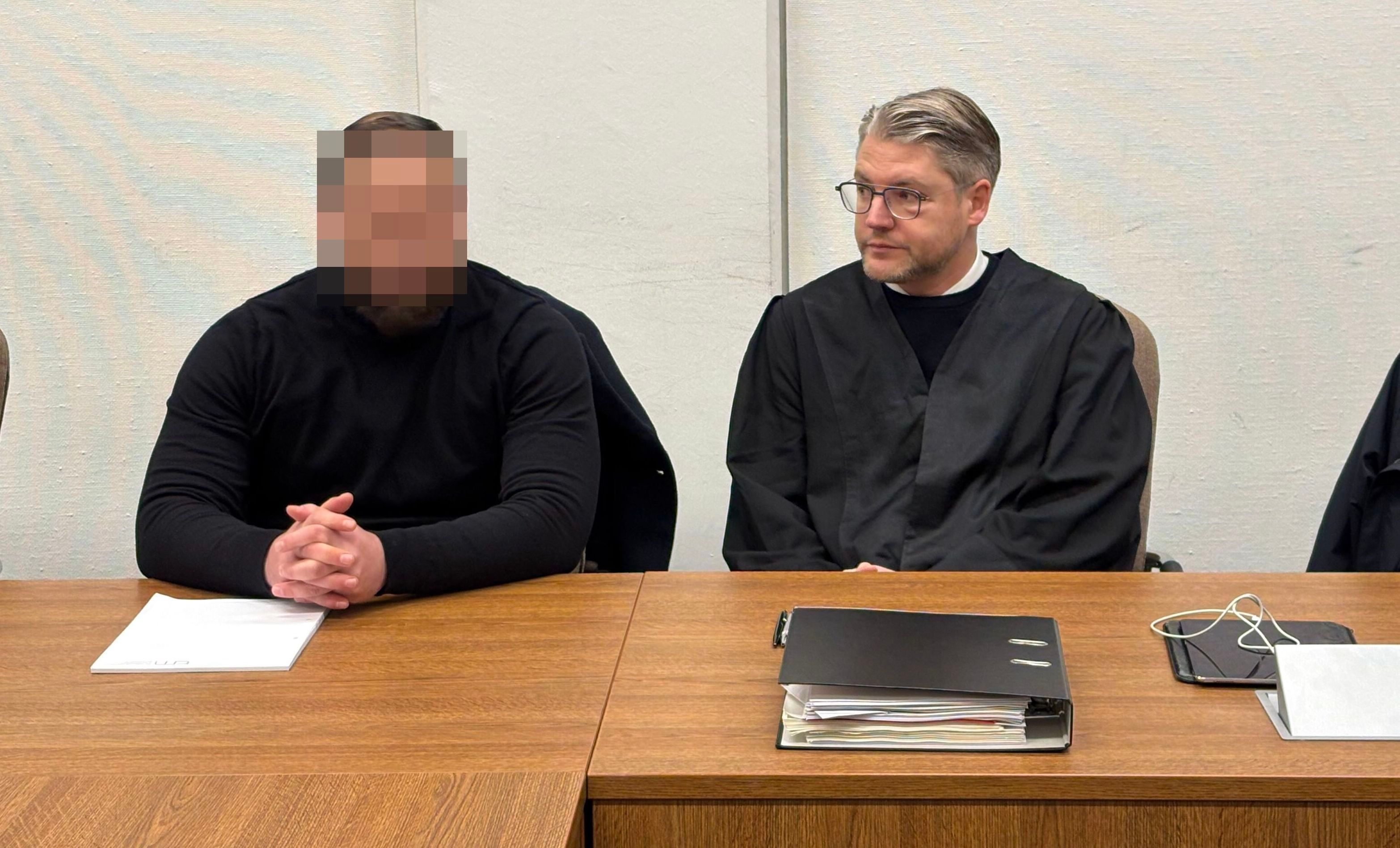Der Angeklagte Hami S. mit seinem Verteidiger Leonhard Mühlenfeld beim Prozessauftakt im Landgericht Köln.