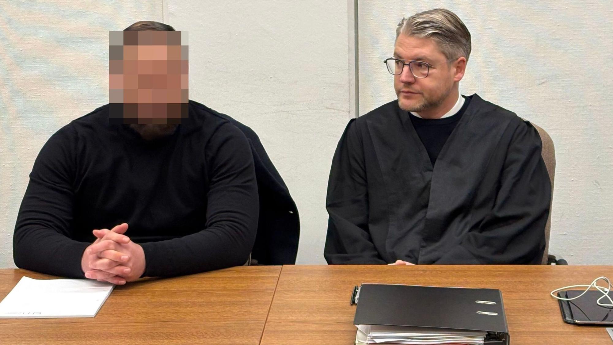 Der Angeklagte Hami S. mit seinem Verteidiger Leonhard Mühlenfeld beim Prozessauftakt im Landgericht Köln.