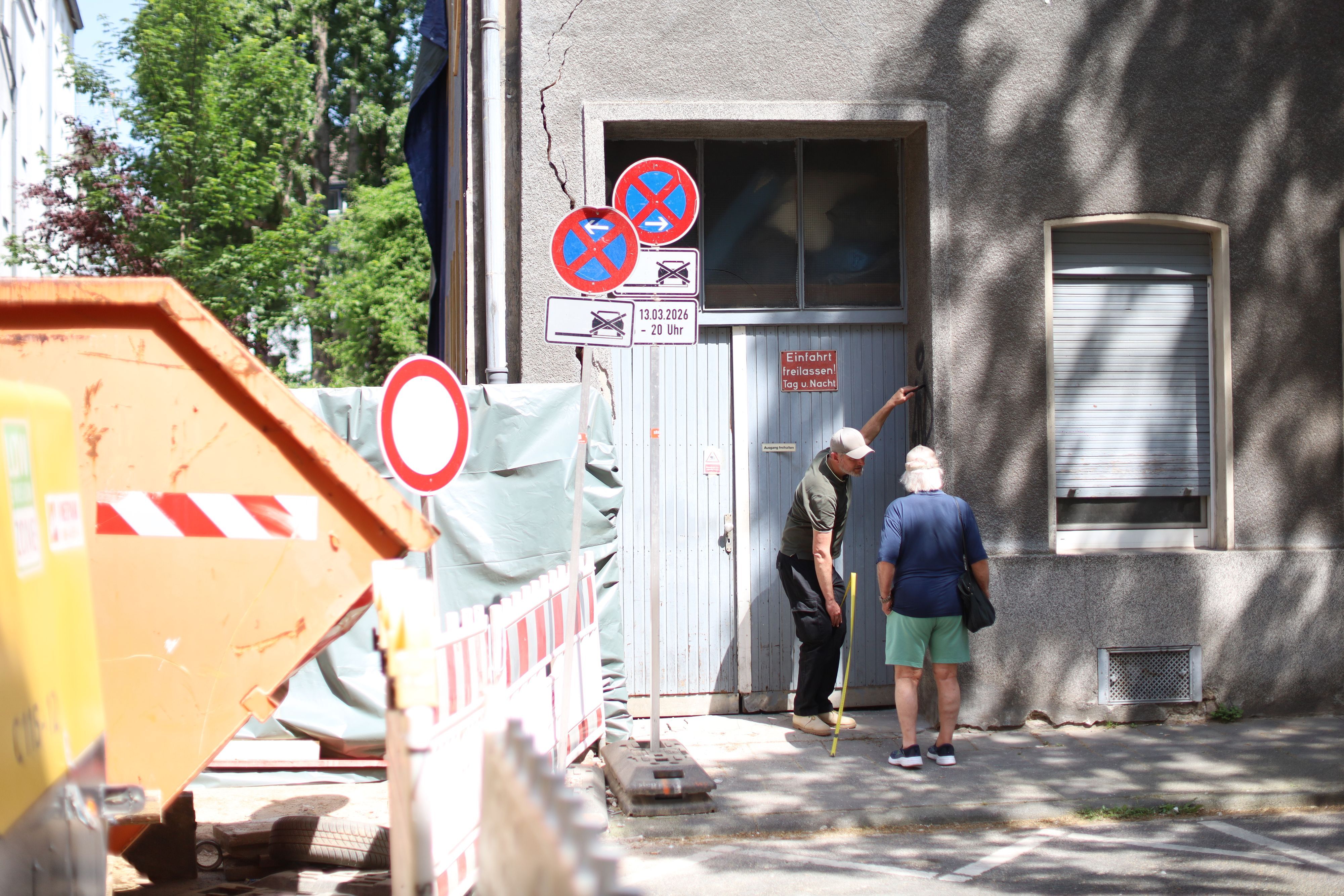 Zwei Männer vor den Haus Thumbstraße 79
