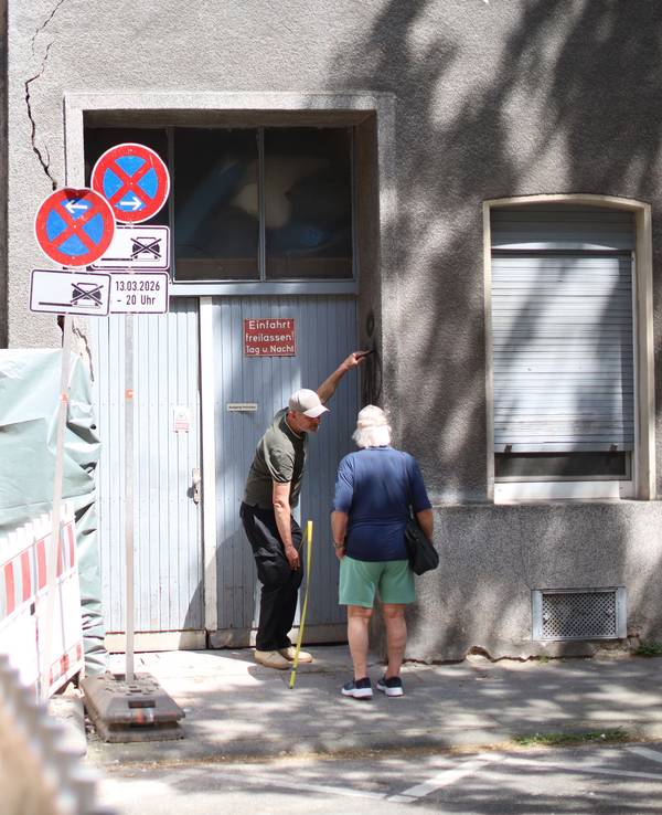 Zwei Männer vor den Haus Thumbstraße 79