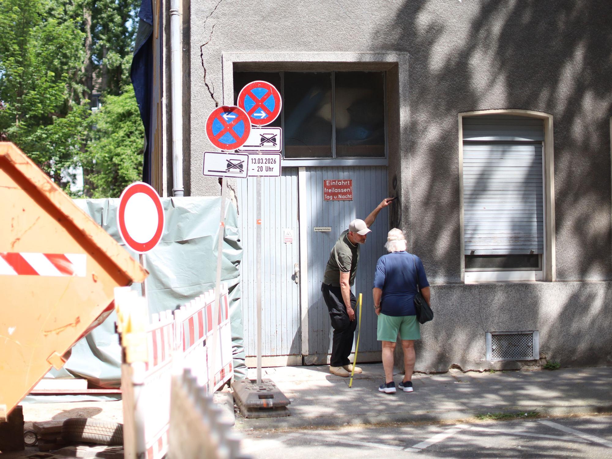 Zwei Männer vor den Haus Thumbstraße 79