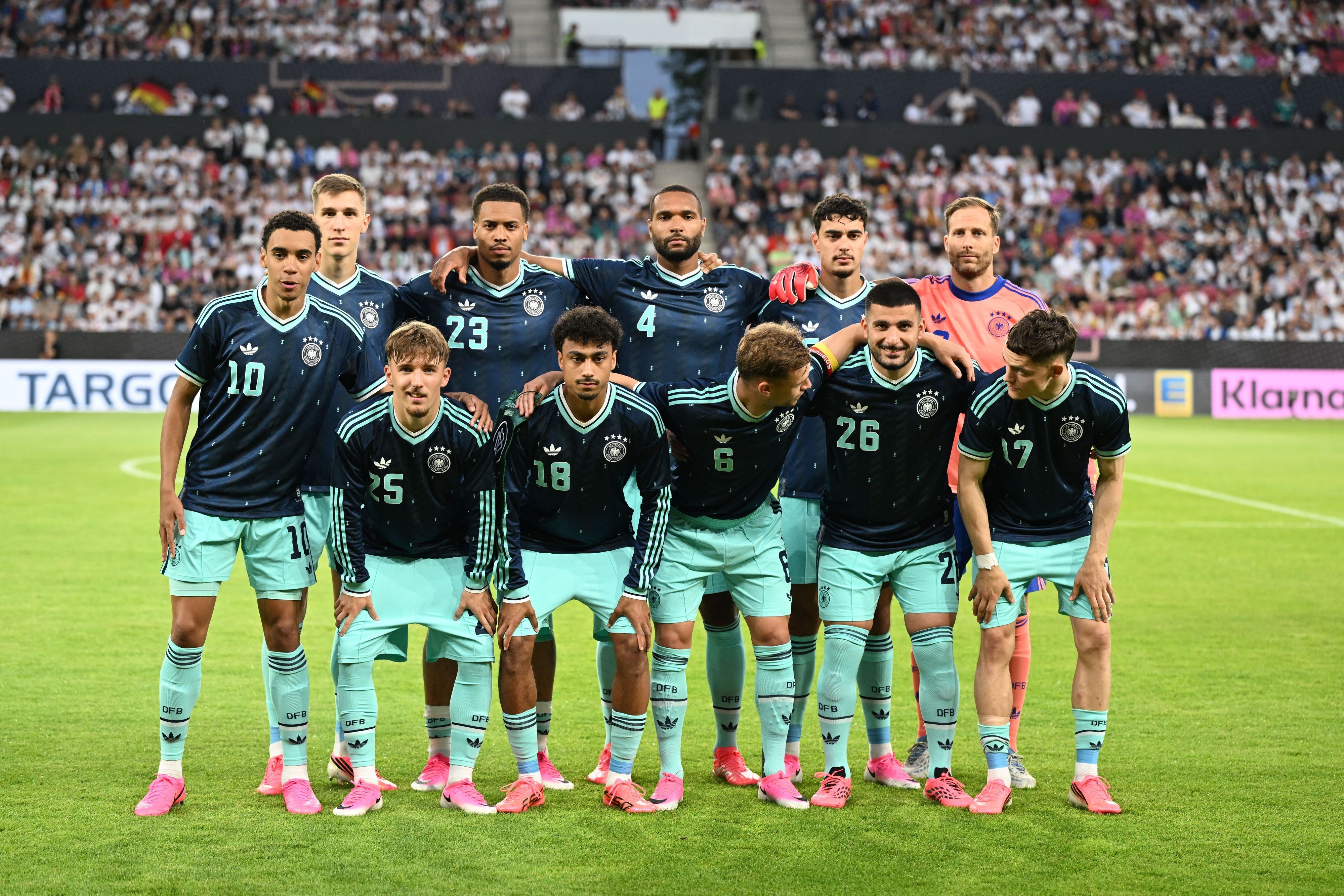 Die DFB-Profis beim Teambild vor dem Test gegen Finnland: (hinten, l-r) Nico Schlotterbeck, Felix Nmecha, Jonathan Tah, Aleksandar Pavlovic, Oliver Baumann (vorn l-r) Jamal Musiala, Lennart Karl, Nathaniel Brown, Joshua Kimmich, Deniz Undav, Florian Wirtz.