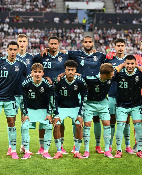 Die DFB-Profis beim Teambild vor dem Test gegen Finnland: (hinten, l-r) Nico Schlotterbeck, Felix Nmecha, Jonathan Tah, Aleksandar Pavlovic, Oliver Baumann (vorn l-r) Jamal Musiala, Lennart Karl, Nathaniel Brown, Joshua Kimmich, Deniz Undav, Florian Wirtz.