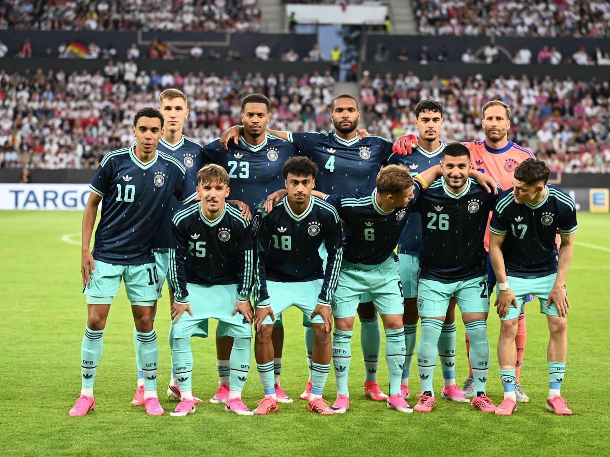 Die DFB-Profis beim Teambild vor dem Test gegen Finnland: (hinten, l-r) Nico Schlotterbeck, Felix Nmecha, Jonathan Tah, Aleksandar Pavlovic, Oliver Baumann (vorn l-r) Jamal Musiala, Lennart Karl, Nathaniel Brown, Joshua Kimmich, Deniz Undav, Florian Wirtz.
