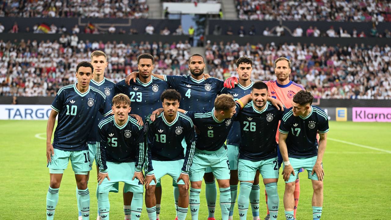 Die DFB-Profis beim Teambild vor dem Test gegen Finnland: (hinten, l-r) Nico Schlotterbeck, Felix Nmecha, Jonathan Tah, Aleksandar Pavlovic, Oliver Baumann (vorn l-r) Jamal Musiala, Lennart Karl, Nathaniel Brown, Joshua Kimmich, Deniz Undav, Florian Wirtz.