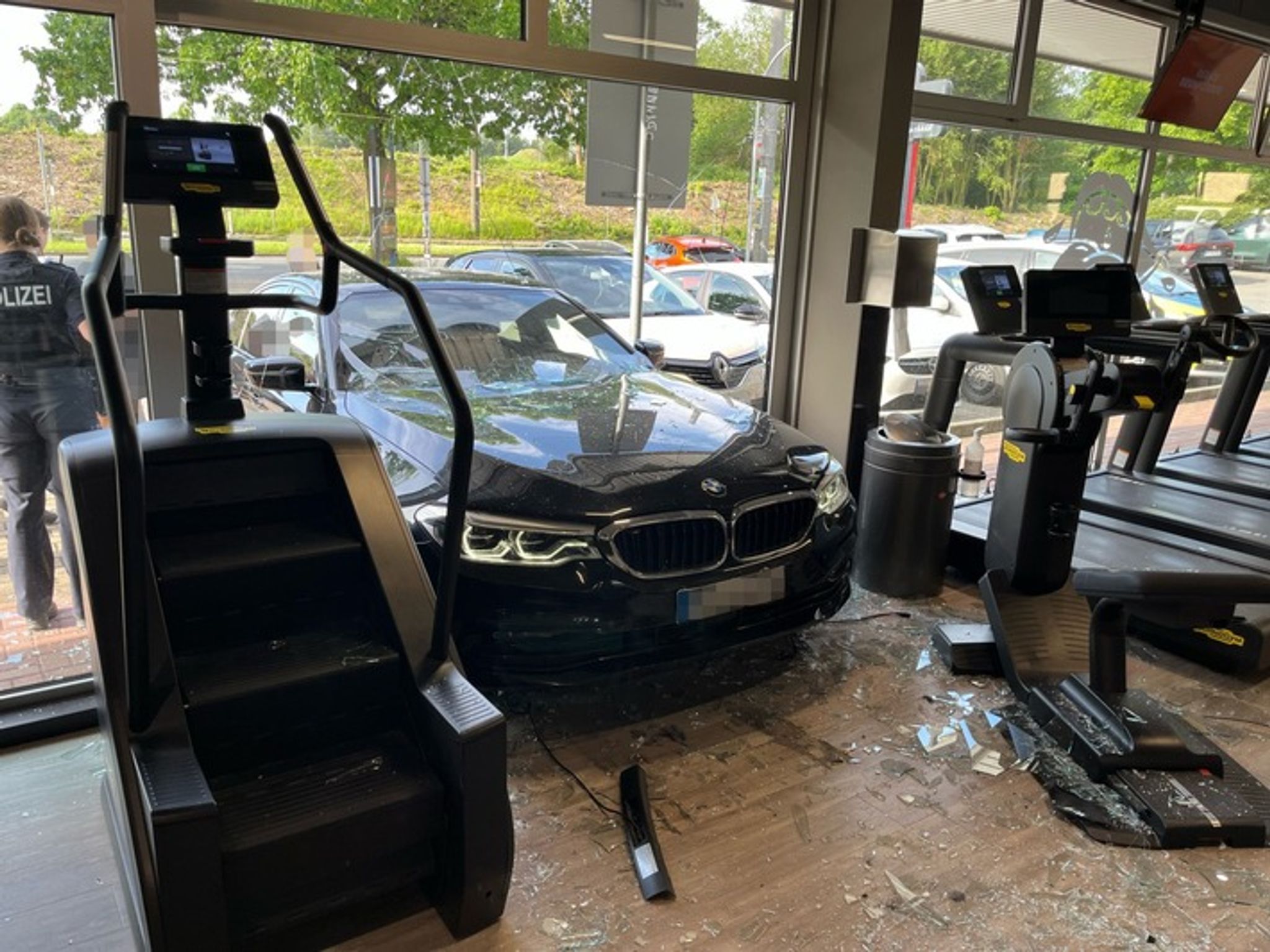 Auto fährt in Bochumer Fitnessstudio