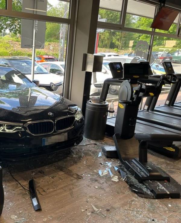 Auto fährt in Bochumer Fitnessstudio