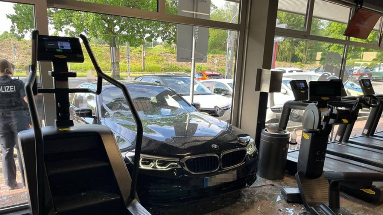 Auto fährt in Bochumer Fitnessstudio
