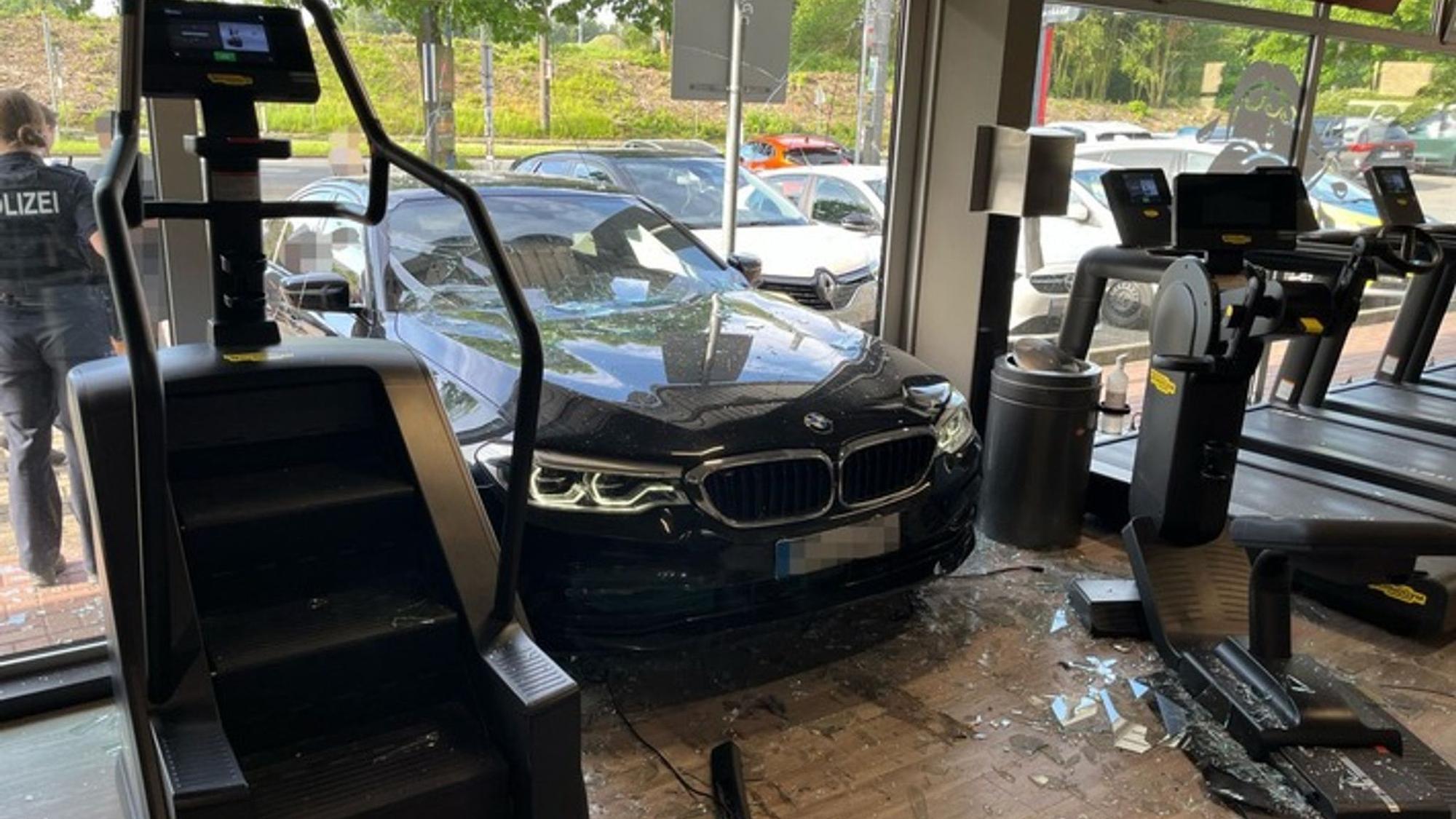 Auto fährt in Bochumer Fitnessstudio