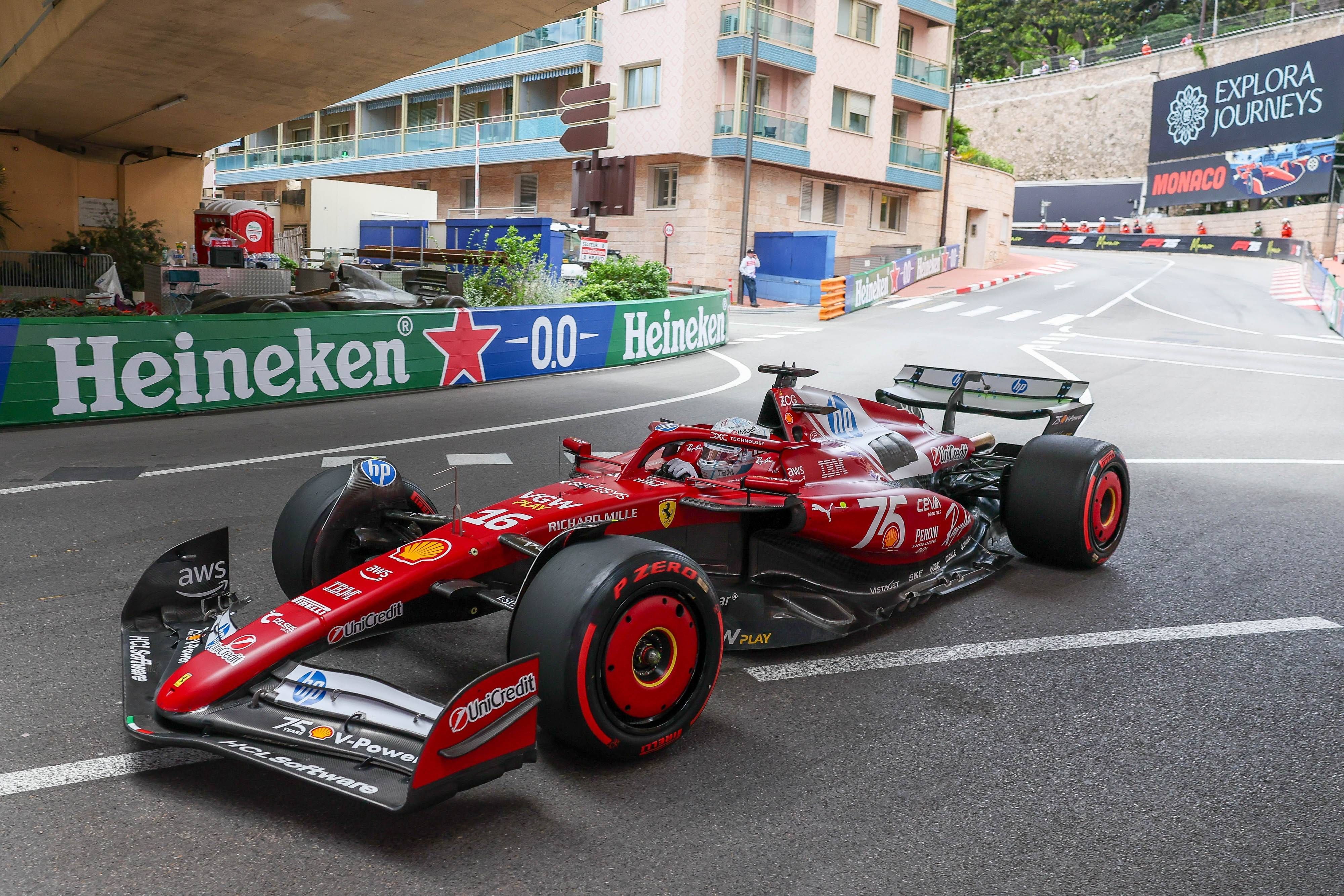 Charles Leclerc im Formel-1-Rennwagen auf Strecke