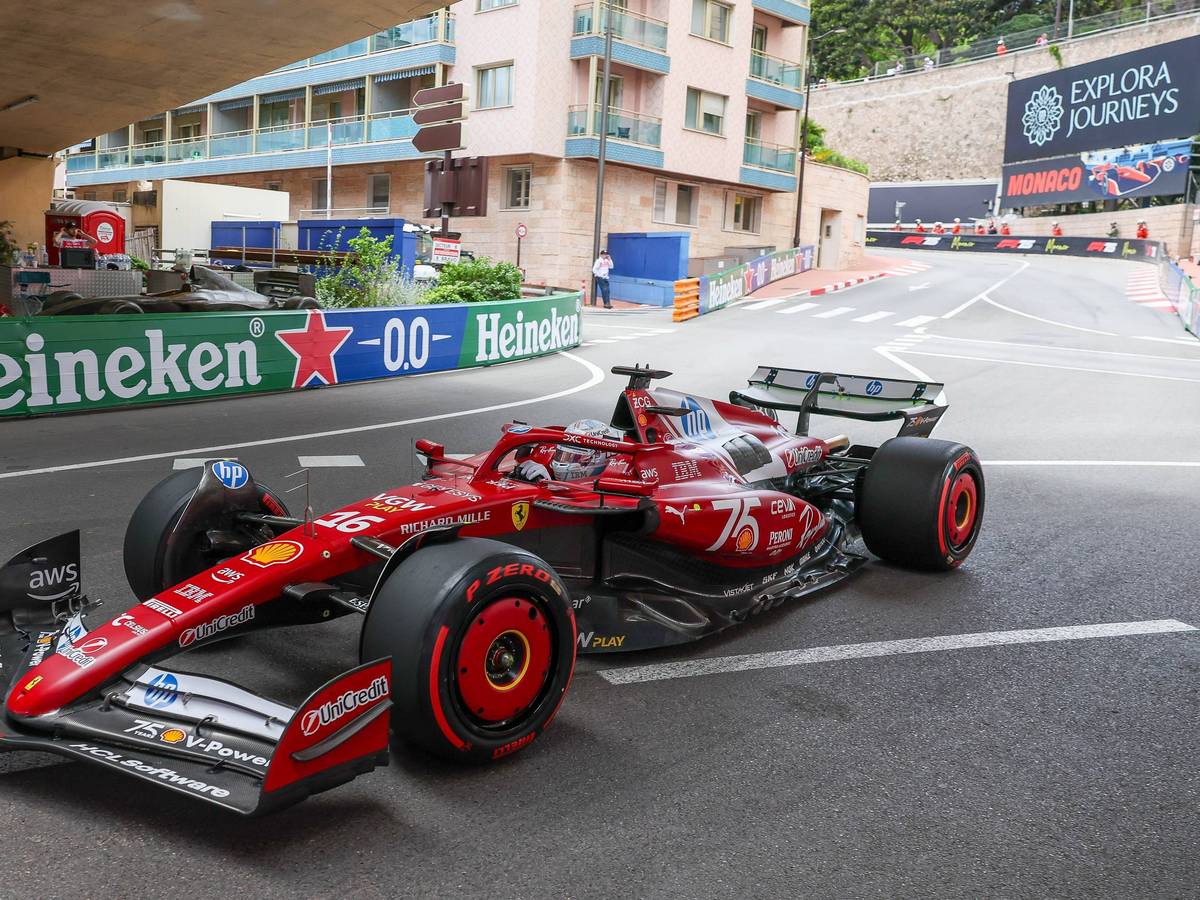 Charles Leclerc im Formel-1-Rennwagen auf Strecke