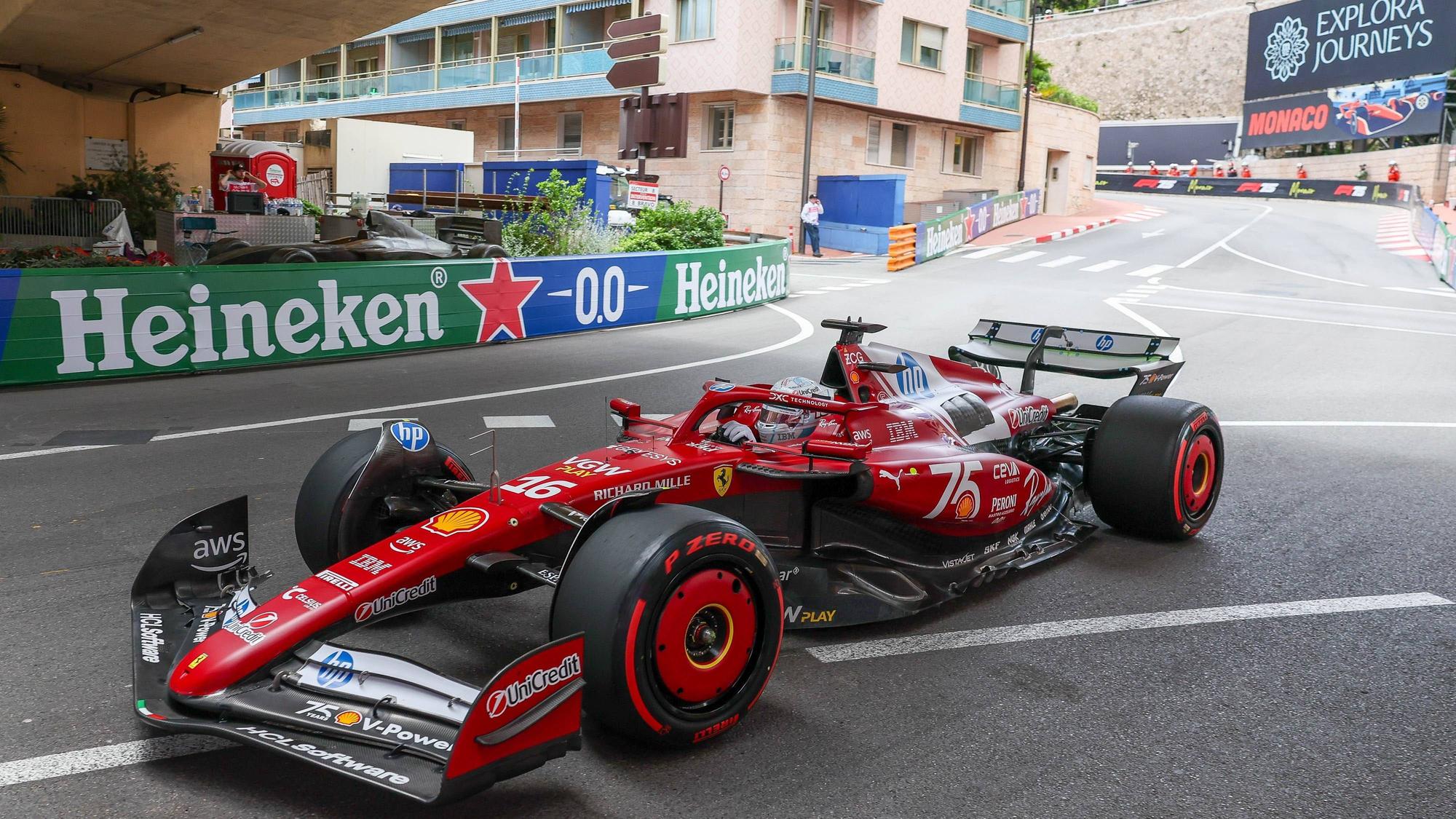 Charles Leclerc im Formel-1-Rennwagen auf Strecke